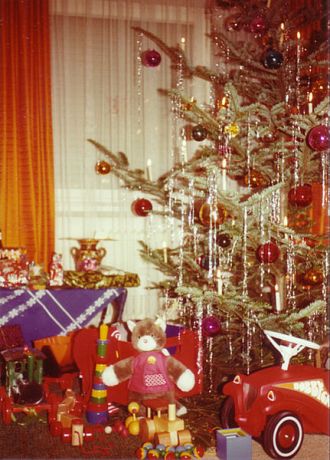Weihnachtsbaum und Geschenke