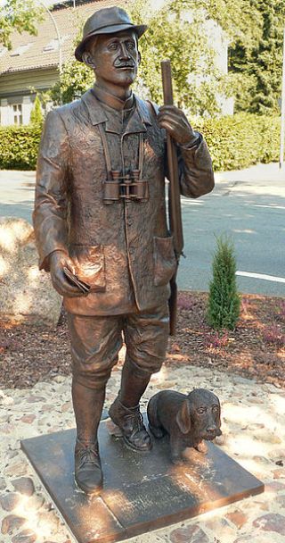 Hermann Löns Bronzestatue in Walsrode