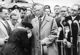 Die Mutter eines Kriegsgefangenen dankt Konrad Adenauer