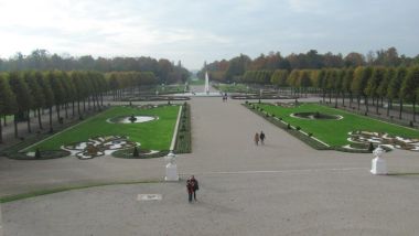 Blick in den Garten mit Kreisparterre