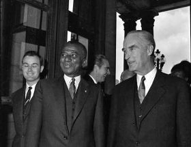 Besuch des Staatspräsidenten von Togo bei der Firma Krupp, Villa Hügel 1961, links: Arndt von Bohlen und Halbach.